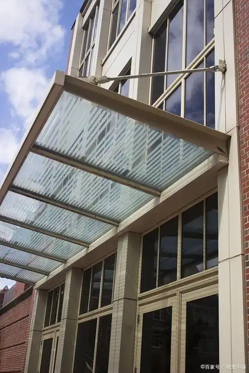 与传统的玻璃雨棚相比,耐力板雨棚更加轻便,耐用,且价格更为亲民.