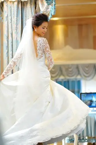 穿上婚纱的刘涛,女强人也小女人