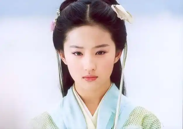 刘亦菲初中时期旧照曝光身穿连衣裙清纯水灵