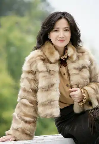 57岁何晴优雅老去真美,穿皮草搭半裙高贵不艳俗,身