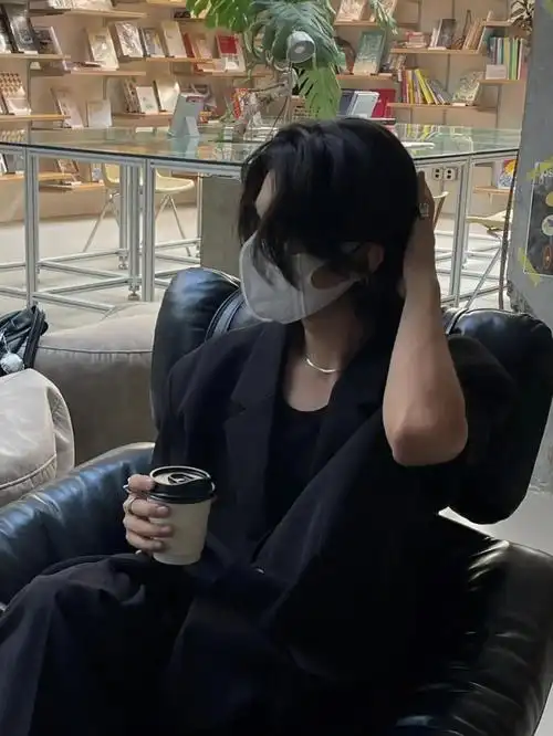 好看的长发并不多,剪不好就像非主流,男生长头发在发型设计中一直属于