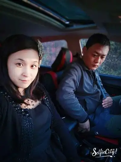 这是我和老婆,领孩子出去玩时拍的