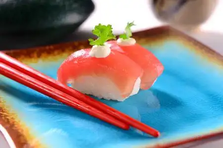 三文鱼握寿司照片