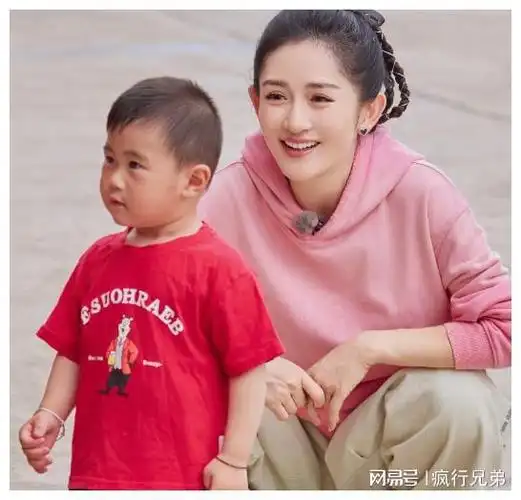 张杰谢娜带三女儿玩迪士尼,十指紧扣如热恋情侣,3个保姆很抢镜|何炅