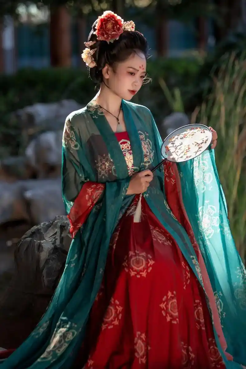 汉服约拍 #古装造型 凭栏听雨声,倚床拂清风#古风摄影 - 抖音