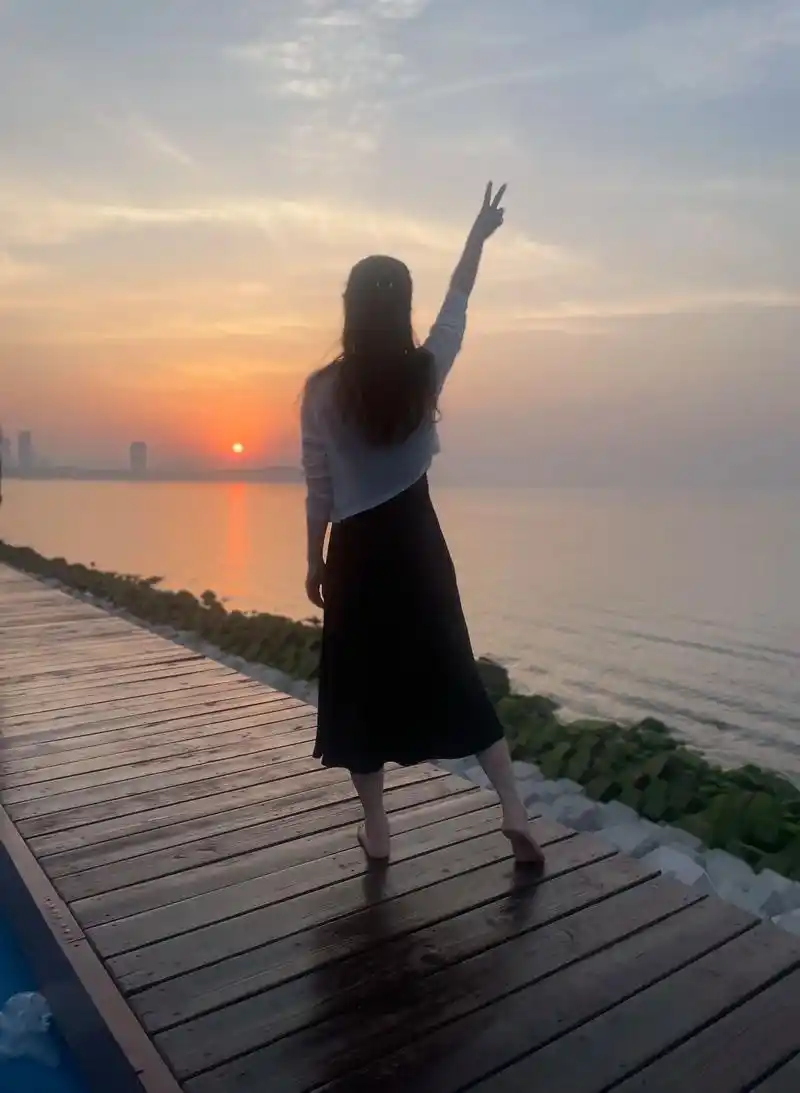 我最不成熟的行为:心情一好,就原谅一切#晚风很温柔 #背影 - 抖音