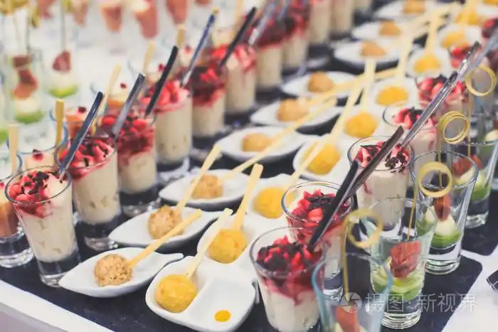 装饰精美的餐饮宴会桌与不同食品小吃和三明治, 鱼子酱, 新鲜的水果