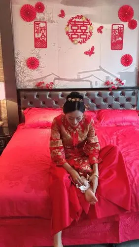 新娘光脚丫,自己还晓得擦一下脚儿再穿婚鞋