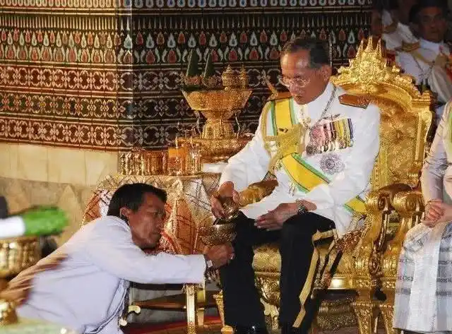 路遇泰国国王出行全场跪拜中国游客咱也不知道咱也不敢动