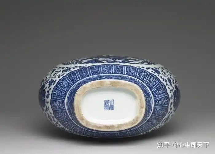 清乾隆景德镇官窑青花云龙纹双耳抱月瓶