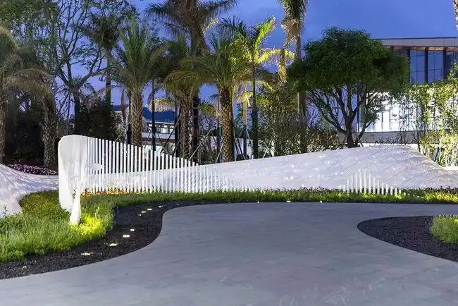 入口以几何三角形为元素,大块面的几何三角形,简洁硬朗的勾勒景观