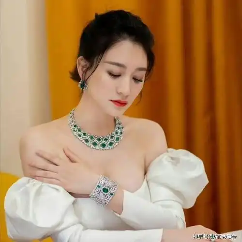 李小冉穿白色抹胸长裙窈窕动人!雪肤玉貌美到发光