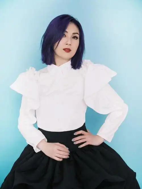 杨千嬅白色衬衫搭配黑裙,身处于光影之中,意境十足.