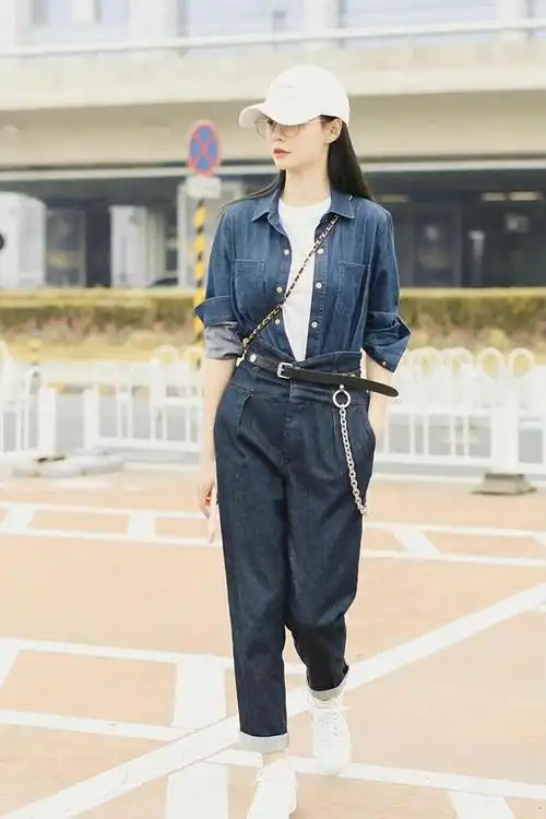 沈梦辰女团范十足穿牛仔外套配长筒靴走机场大长腿惹人注目