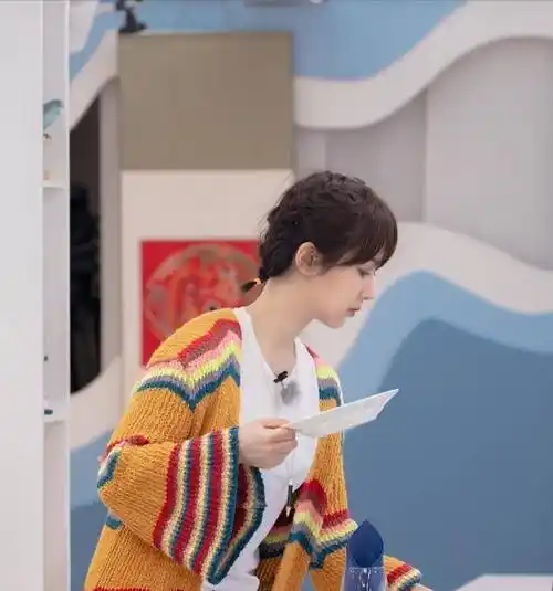 杨紫《中餐厅》穿搭开挂了,印花衬衫配阔腿裤丸子头,美得不敢认_整体