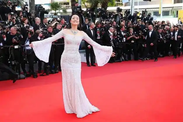 巩俐丰满身材称霸红毯,穿一字肩蕾丝连衣裙亮相,喇叭袖气场超大