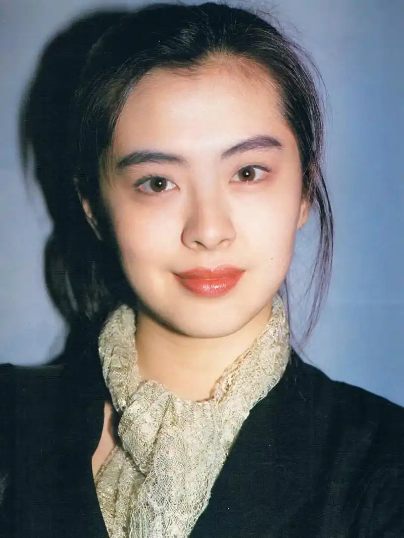 王祖贤从香港回到台湾后,齐秦作为男主角,特意买了花去机场迎接.