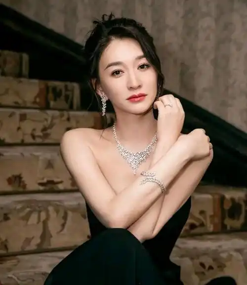 李小冉红毯造型流出,皮肤白到发光,状态满分,确定没谎报年龄