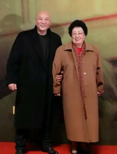 迟重瑞和比自己大十几岁的妻子合照