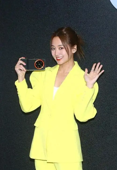 吴映洁现身品牌推广活动身穿黄色西服时尚亮眼
