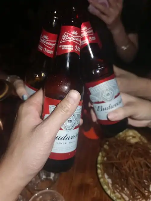 这酒吧在盛天地那,门口没停车位,可以停商场.