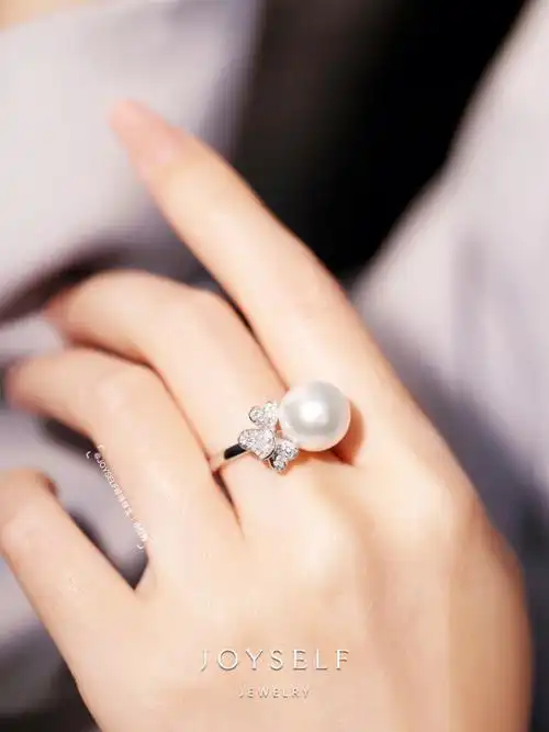 满满奢华感的澳白珍珠戒指幸运三叶草