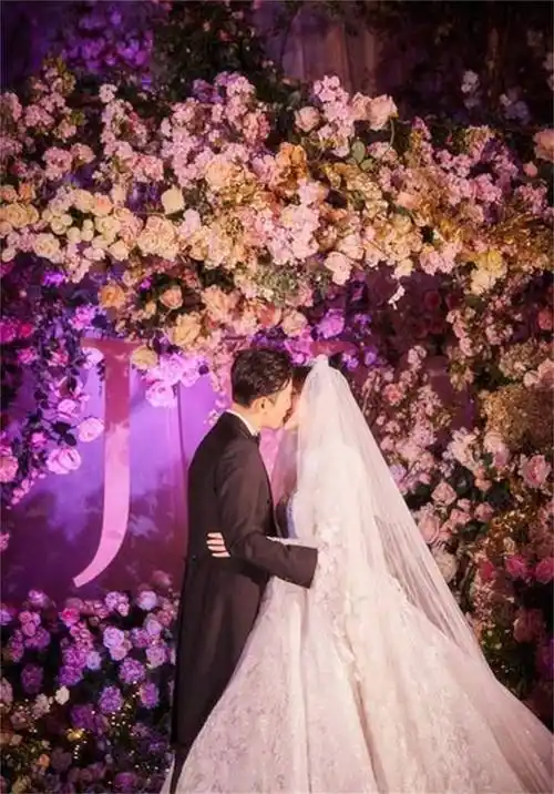 女星的婚礼头纱造型,高圆圆梦幻,陈妍希端庄,戚薇略显俏皮插图4