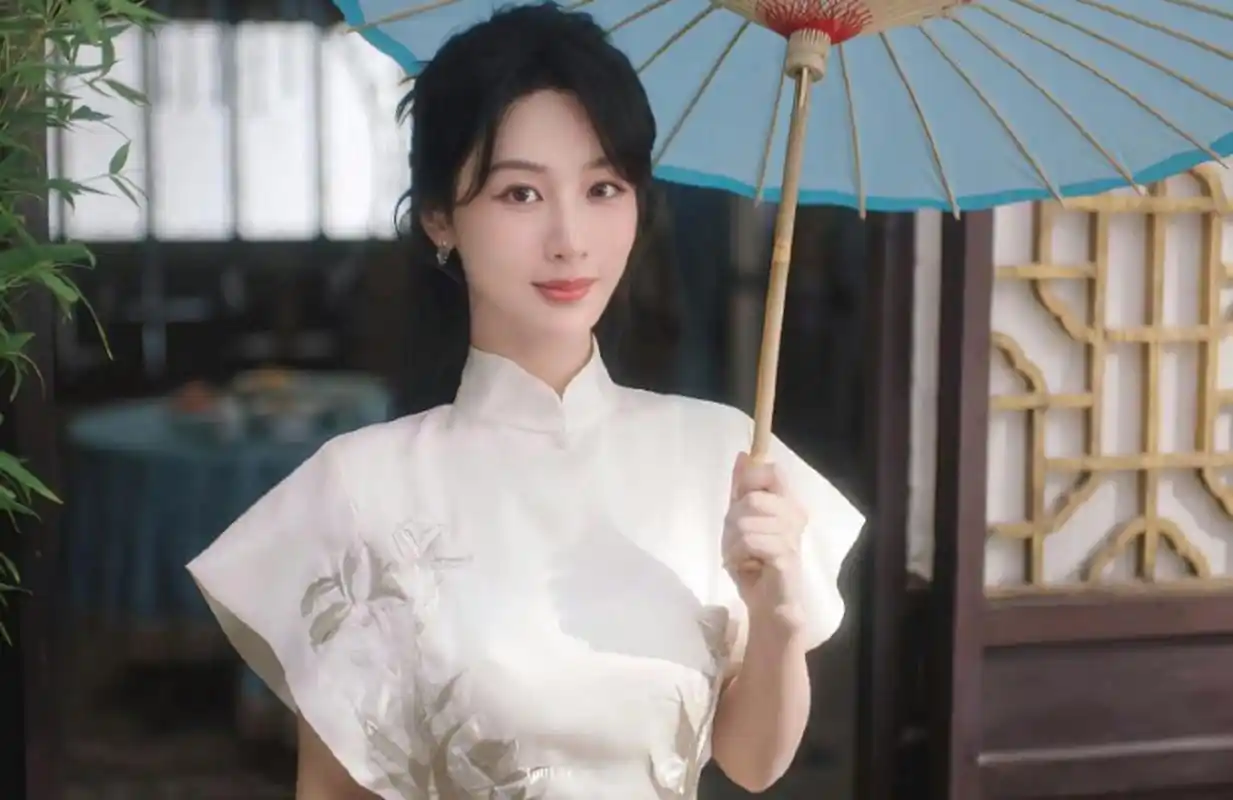 杨紫新造型释出,照片中,杨紫身穿白色中式旗袍,衣服上绣着淡雅祷è