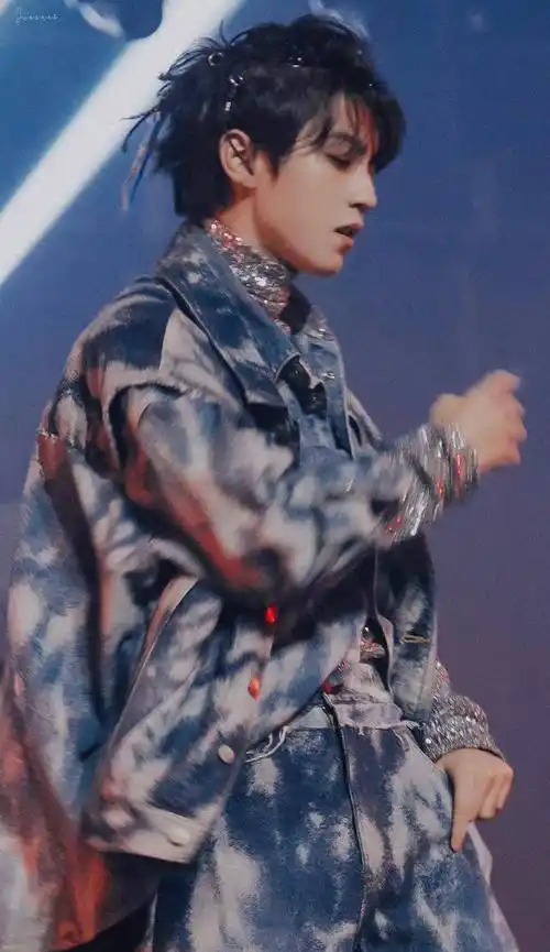 「tfboys」「新闻」240201 王俊凯闪耀舞台 粉丝热评:七周年的美神