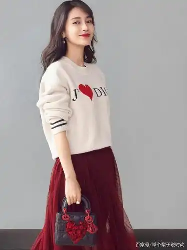 开春不知道怎么穿,学学这些女明星穿搭,一件针织衫就搞定了!