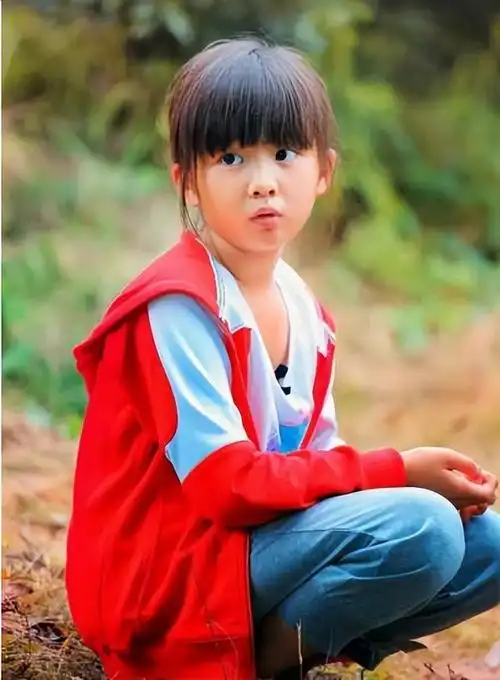 近日,黄磊的大女儿黄多多,因为身穿挂脖蓝色衣做泡芙的视频瞬间登上热