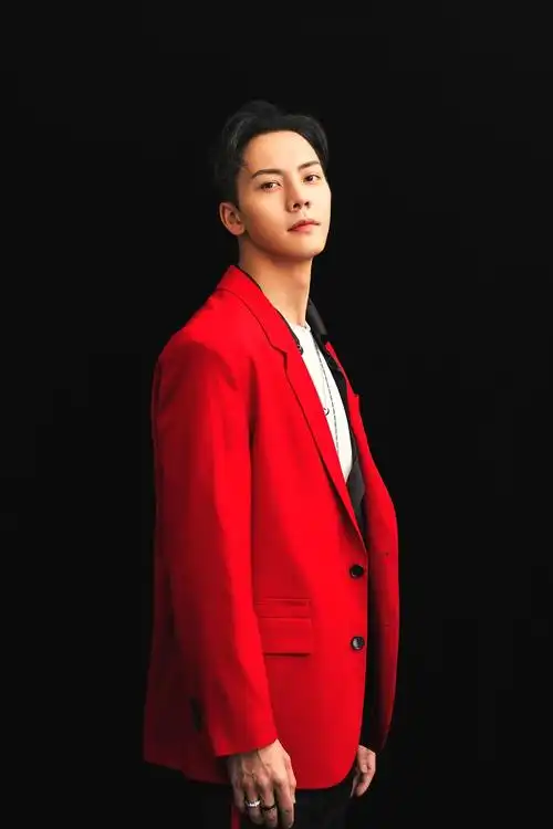 陈伟霆时尚写真发布尽显熟男绅士魅力