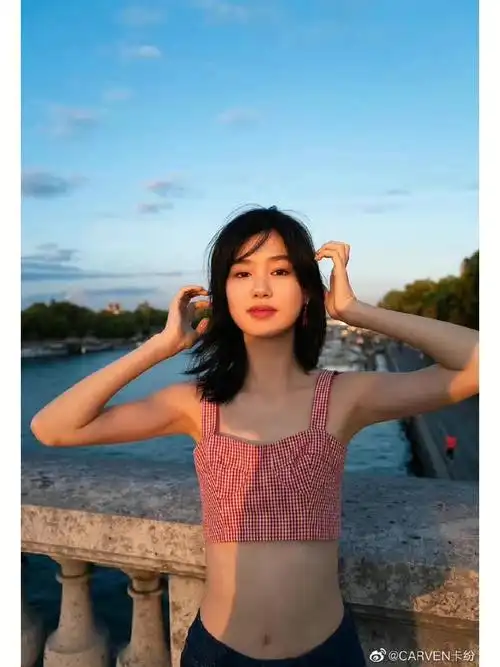 陈瑜estelle身穿carven2022春夏系列红