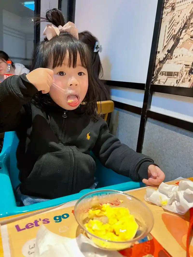 我的小棉袄有点漏风…她吃不完的面包我准备去拿来吃,她硬是不肯 - 抖