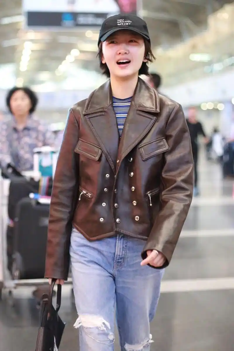 周冬雨衣服穿得挺高调飒气皮衣配牛仔裤小个子也显显高又显瘦