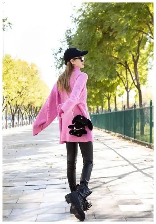 戚薇更是抛弃普通的黑白灰色的毛衣,身穿粉色的毛衣减龄无疑,光看背影