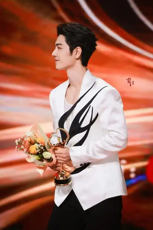 微博之夜肖战 #肖战顺顺利利  恭喜肖战荣获年度最优秀演员 - 抖音