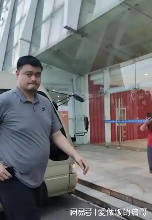 姚明带妻女现身南通穿百元t恤肚腩突出体重超400斤健康堪忧