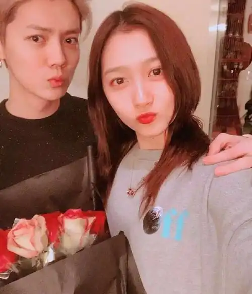 鹿晗关晓彤穿情侣装被拍男方少年感十足网友笑称晓彤似保镖