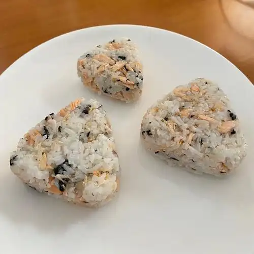 三文鱼饭团的做法