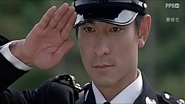 陈永仁死了,在这场无间道中,只剩下他一个人,结尾陈永仁追悼会的敬礼