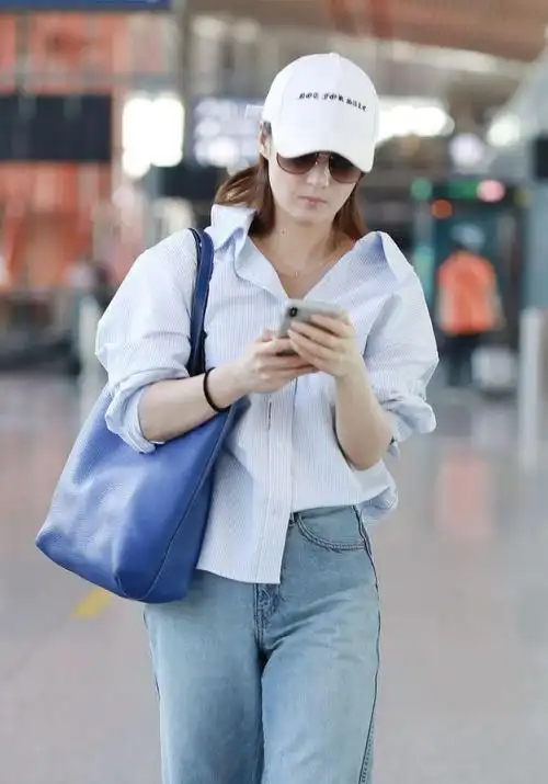 蒋勤勤衬衣配牛仔裤走机场,"素颜"大胆出镜,气质颜值依旧满分