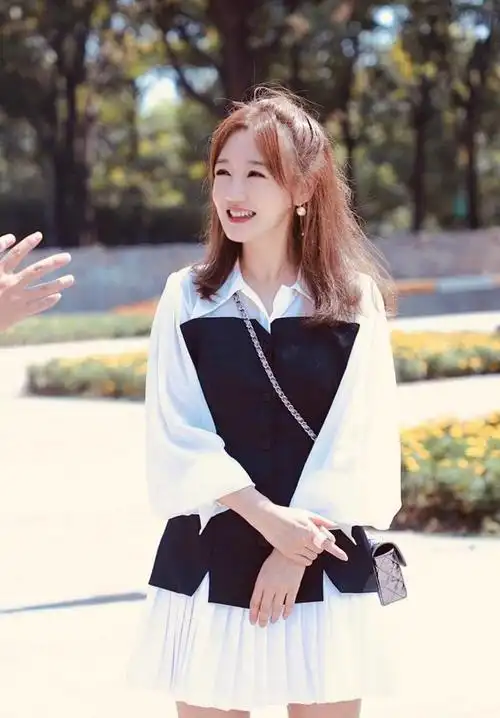 薛佳凝太瘦了,穿裙子都不显嫩,身材曲线不明显,没什么女人味