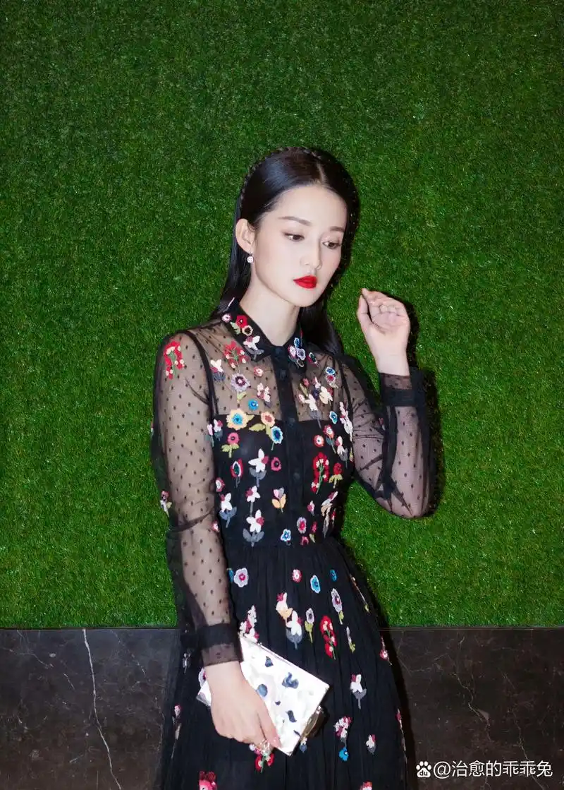 李沁黑色蕾丝花裙的装扮