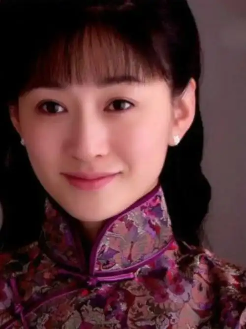 44岁的李小冉白到发光