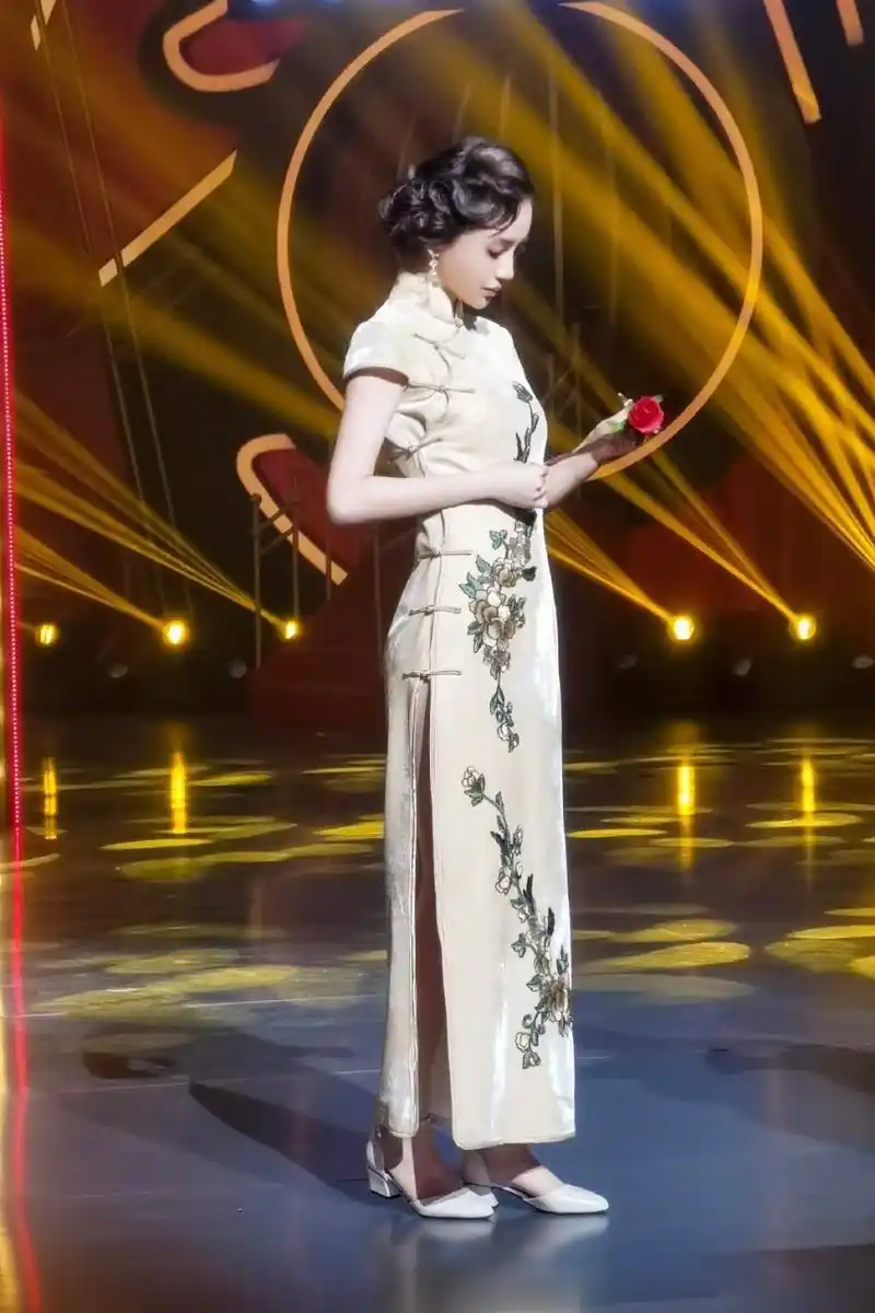 angelababy旗袍造型 #王牌对王牌# 束身旗袍,端庄纯净.