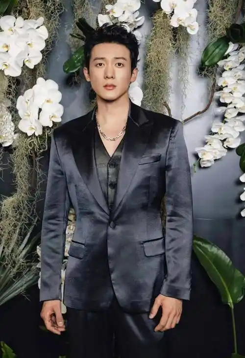 钟楚曦眼光真好,男友都是高大帅气,牵手《封神第一部》侯雯元_张云龙