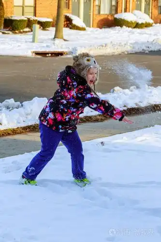 小女孩走在户外散步在冬天玩雪