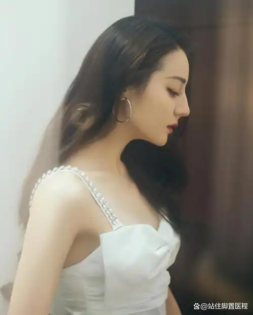 这一幕宛如一场"侧脸派对",引发全网热议.