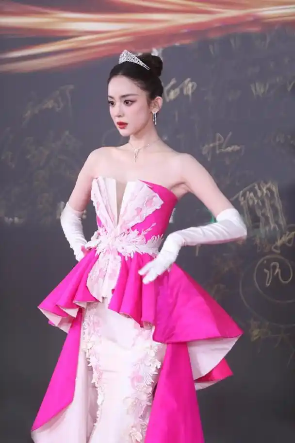 微博这一夜:杨紫和白鹿风情万种,娜扎造型失手,杨幂成85花门面